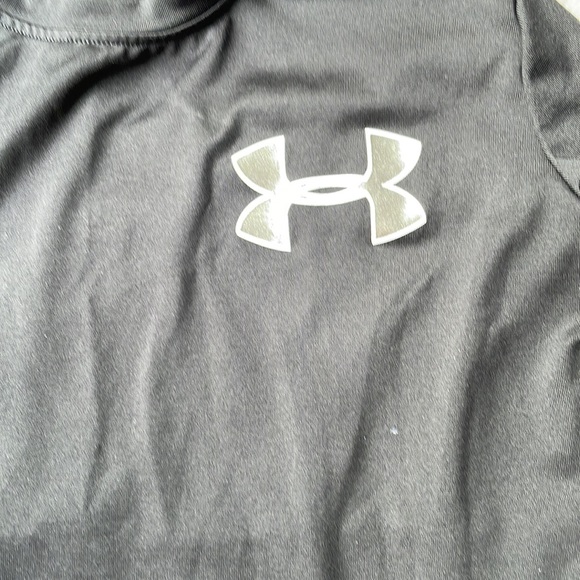 Under armour black long sleeve heather shirt with metallic silver symbol - Picture 2 of 3